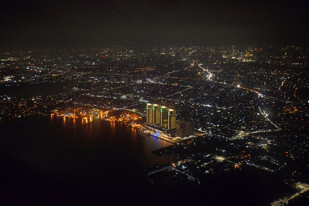 Pemandangan metropolitan Jakarta menjelang malam, Rabu (13/9). Penggunaan data dan informasi geospasial yang terintegrasi dengan data dasar lain seharusnya menjadi acuan dalam perencanaan kota. Dengan laju urbanisasi yang tinggi, penggunaan data yang detail akan menjadi pengarah kebijakan.