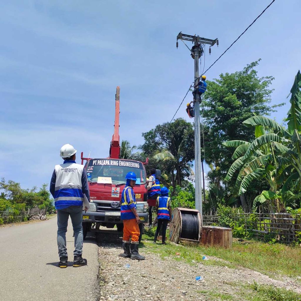 Kendaraan truk membawa sarana dan prasarana kelistrikan untuk membangun jaringan listrik menuju desa-desa terpencil di NTT.
