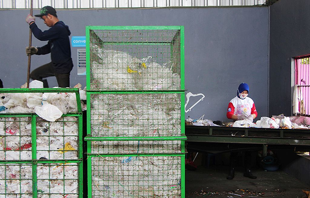 Petugas  Pusat Daur Ulang (PDU) Jambangan, Surabaya, Jawa Timur, September 2017, memilah sampah plastik untuk dijual. Setiap hari, ada sekitar 6 ton sampah yang masuk ke PDU Jambangan. Sekitar 50 persen sampah bisa diolah dan didaur ulang.