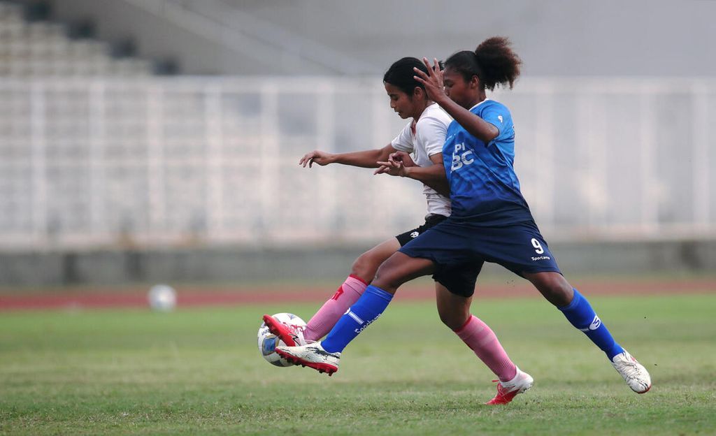 Rani Mulyasari, gelandang timnas putri Indonesia (putih) duel dengan pemain Akademi Persib Putri di Stadion Madya, Jakarta, Kamis (13/1/2022) sebagai persiapan menujuPiala Asia Putri 2022.