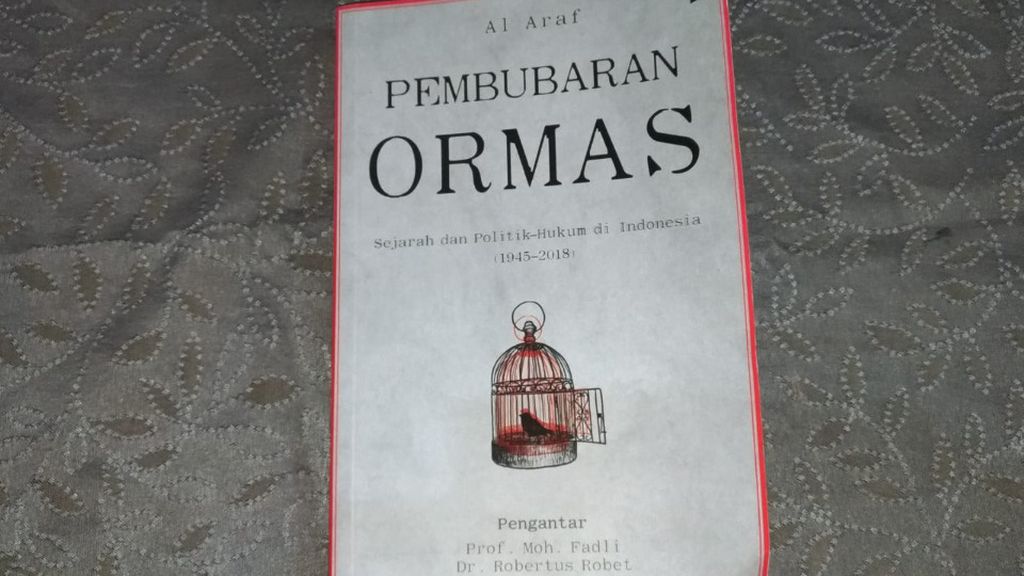 Halaman muka buku berjudul <i>Pembubaran Ormas: Sejarah dan Politik-Hukum di Indonesia (1945-2018).</i>