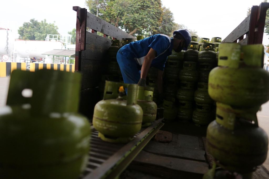 Tabung elpiji 3 kilogram bersubsidi yang telah diisi ulang di Stasiun Pengisian Bulk Elpiji (SPBE) PT Sadikun Gas, Kembangan, Jakarta, dinaikkan kembali ke atas truk untuk dikirim ke distributor, Kamis (2/7/2020).