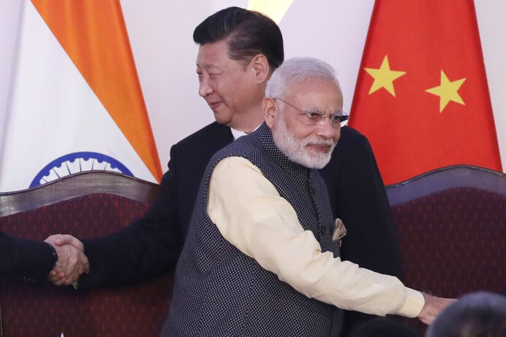 Dalam foto dokumentasi 16 Oktober 2016, Perdana Menteri India Narendra Modi (depan) dan Presiden China Xi Jinping berjabat tangan dengan para pemimpin lainnya di Konferensi Tingkat Tinggi BRICS di Goa, India.