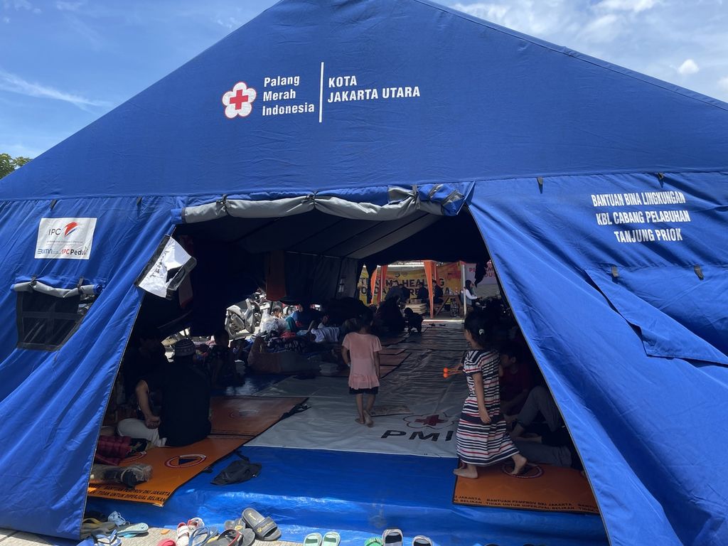 Suasana tenda pengungsian di markas Palang Merah Indonesia Jakarta Utara, Koja, Jakarta Utara, Selasa (7/3/2023).