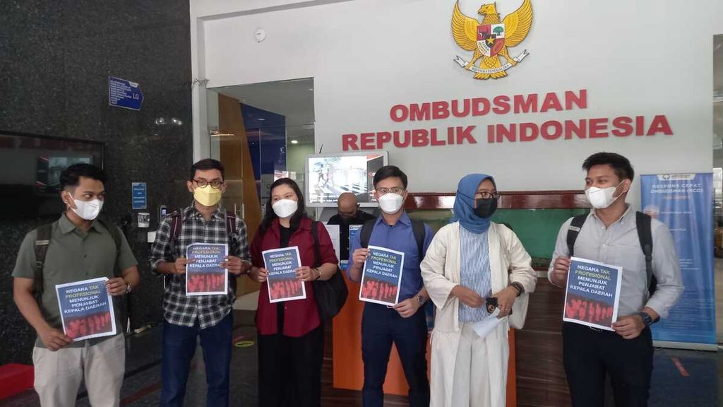 Masyarakat sipil yang terdiri dari Komisi untuk Orang Hilang dan Korban Tindak Kekerasan (Kontras), Indonesia Corruption Watch (ICW), serta Perkumpulan untuk Pemilu dan Demokrasi (Perludem) mengadukan dugaan malaadministrasi dalam proses penentuan penjabat kepala daerah oleh Kementerian Dalam Negeri ke Ombudsman RI di Jakarta, Jumat (3/6/2022).