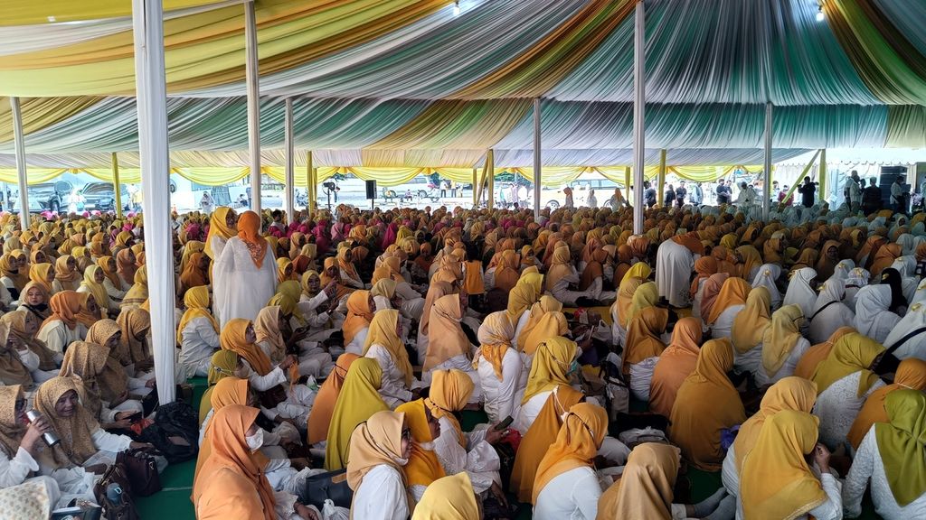 Para peserta Pengajian Akbar Keluarga Besar Partai Golkar Menyambut Bulan Ramadhan 1444 Hijriah, di Kompleks Dewan Pimpinan Pusat (DPP) Partai Golkar, Jakarta, Minggu (19/3/2023). 