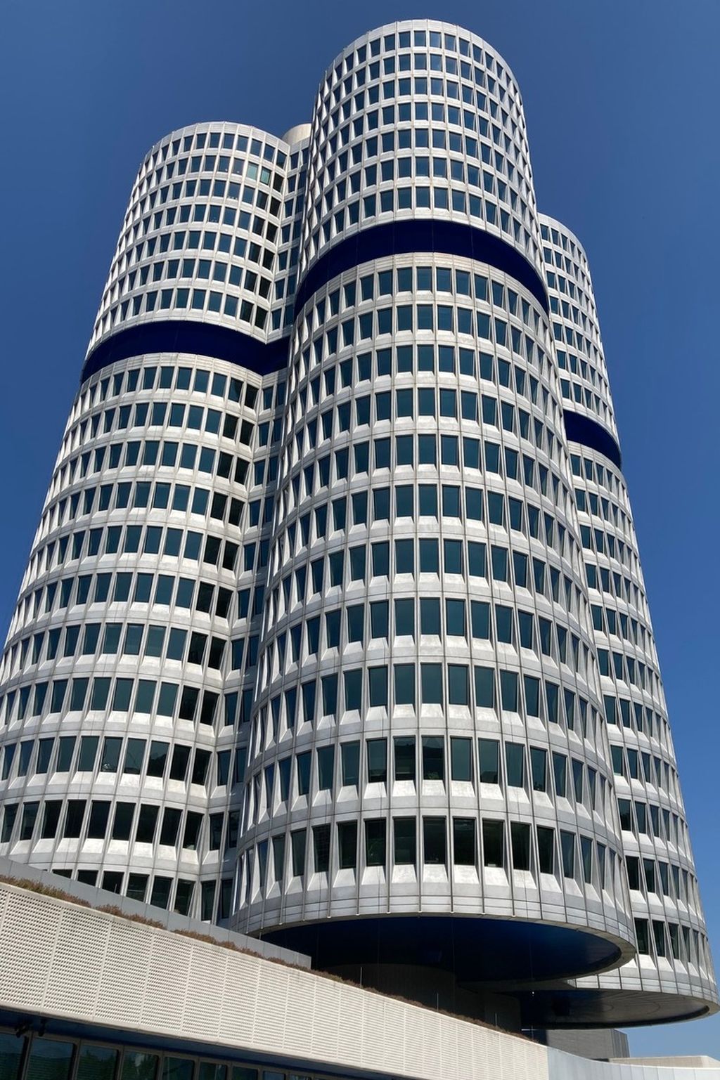 Detail fasad gedung empat silinder di kantor pusat BMW AG di Kota Muenchen, Jerman, Jumat (22/7/2022).