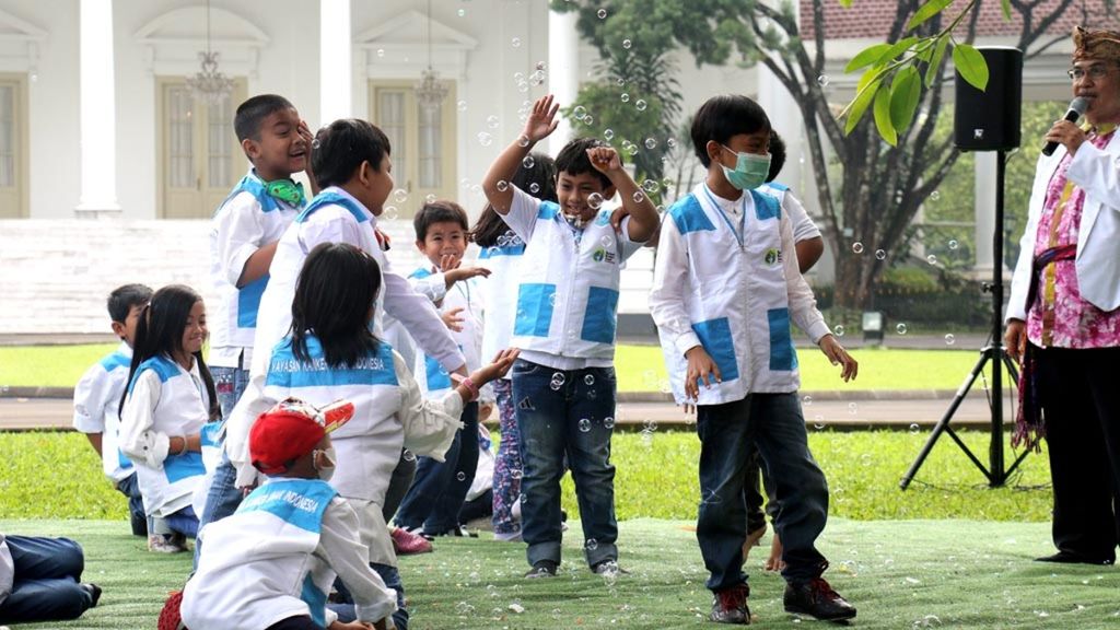 Anak-anak penderita kanker dampingan Yayasan Kanker Anak Indonesia (YKAI) menonton sulap dan bermain gelembung di halaman Istana Bogor, awal April 2018. 