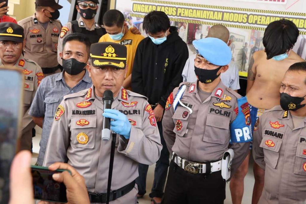 Kapolresta Kendari Kombes Eka Faturrahman menjelaskan penangkapan komplotan pelaku aksi teror pemanahan di Kendari, Sulawesi Tenggara, Rabu (18/5/2022). Satu komplotan yang melakukan aksi teror ditangkap. Polisi dituntut mengungkap motif utama dan kemungkinan adanya dalang dari kejadian ini.