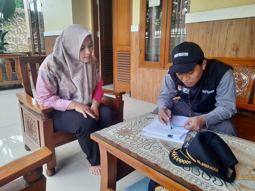 Ketua Komisi Pemilihan Umum Depok Nana Shobarna melakukan verifikasi faktual kepada warga Kecamatan Sawangan, Depok, Kamis (27/10/2022). 