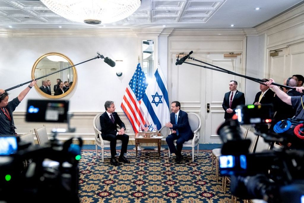 Menteri Luar Negeri AS Antony Blinken (kiri) bertemu Presiden Israel Isaac Herzog di Washington DC, Selasa, 25 Oktober 2022. 