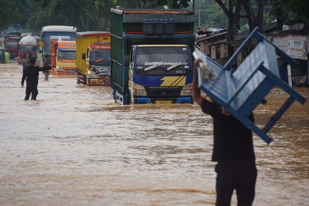 Banjir merendam jalan nasional penghubung Yogyakarta-Purwokerto di Kemranjen, Banyumas, Jawa Tengah, Selasa (17/11/2020). Ketinggian air mencapai 50 sentimeter.