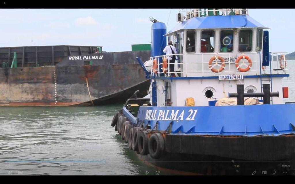 Tongkang Royal Palma 4 dan kapal tunda Royal Palma 21 milik Surya Darmadi disita Kejaksaan Agung di Batam, Kepulauan Riau, Kamis (1/9/2022).