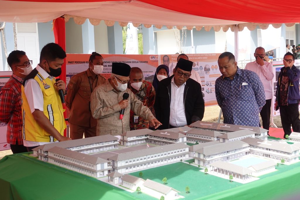 Wakil Presiden Ma'ruf Amin meninjau pembangunan pascagempa di Sekolah Menengah Kejuruan Negeri 1 Rangas Mamuju, Provinsi Sulawesi Barat, Kamis (23/2/2023).