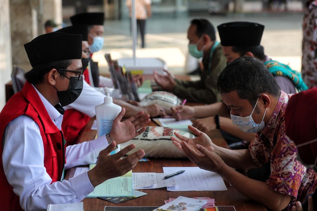 Umat Islam membayar zakat lewat panitia zakat di Masjid Istiqlal, Jakarta, Jumat (7/5/2021). Gaji pertama bisa juga digunakan untuk bayar zakat atau bersedekah.