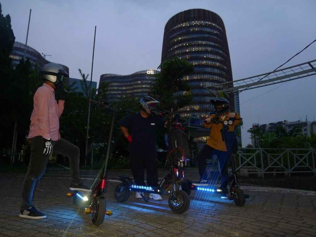 Chairman of Glisser Scooter Club Joey Inkiriwang (middle) with two members of other club, Kaabo Nation, Ary Prasetyo (left) dan Marcel Dompas ride electric scooter in an housing area in Lebak Bulus, Jakarta, Thursday (30/7/2020).