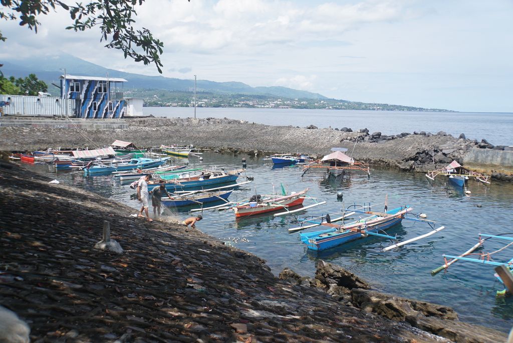 Perahu-perahu nelayan tradisional ditambatkan, Selasa (6/9/2022), di dermaga kawasan bisnis Megamas di tepi Teluk Manado, Sulawesi Utara. Para nelayan mengeluhkan harga pertalite yang naik dari Rp 7.650 per liter menjadi Rp 10.000 per liter.