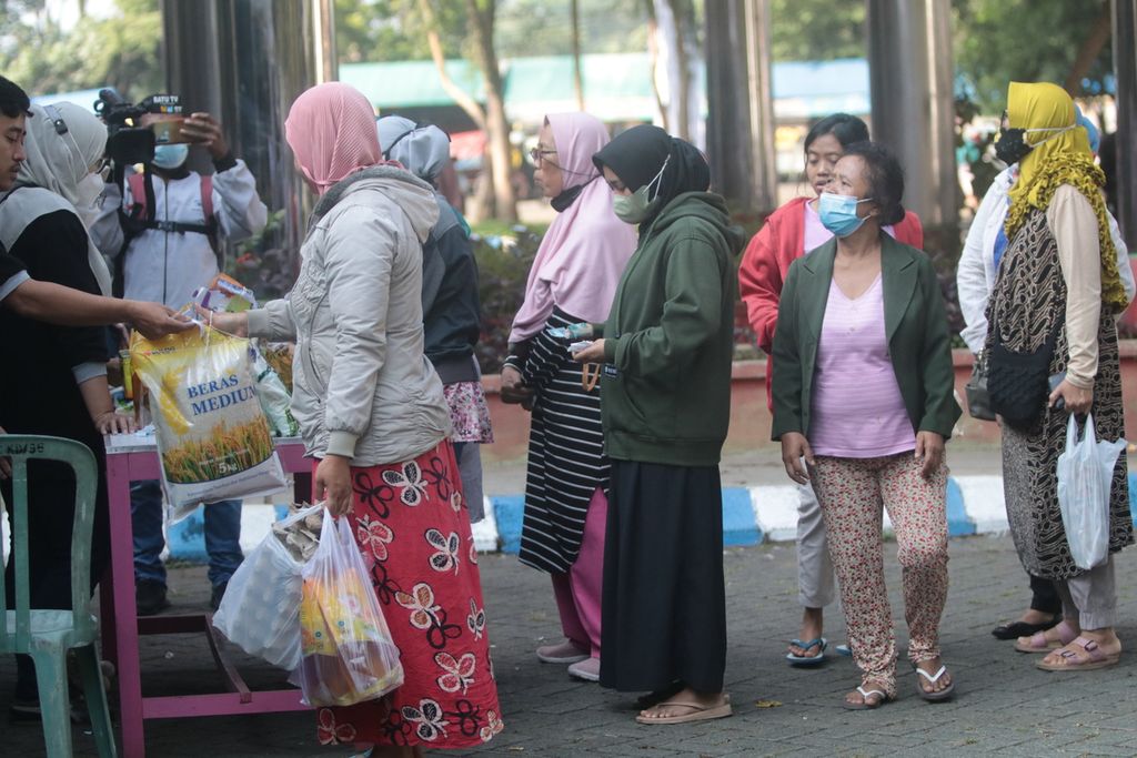 Warga antre membeli sembako murah dalam operasi pasar murah, Selasa (14/9/2022), yang digelar Pemkot Malang bekerja sama dengan BUMN, Bank Indonesia, dan sejumlah institusi lain.