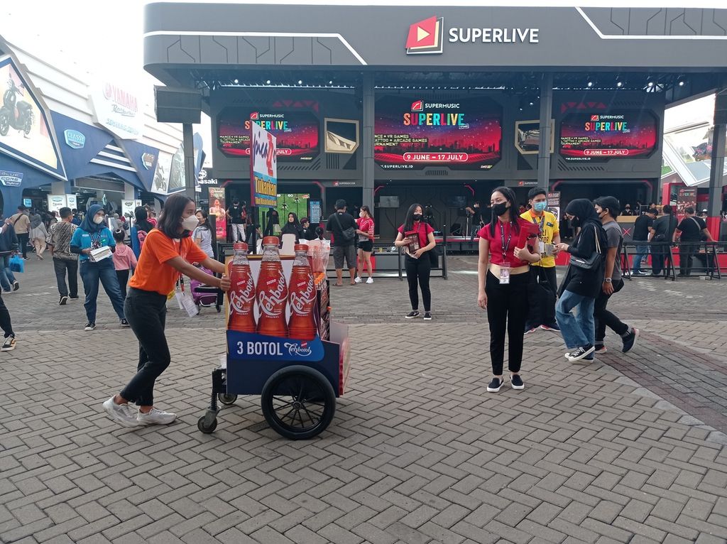 <i>Sales promotion girl</i> atau pramuniaga saat Jakarta Fair Kemayoran atau Pekan Raya Jakarta di Jakarta International Expo, Kemayoran, Jakarta Pusat, Selasa (14/6/2022).
