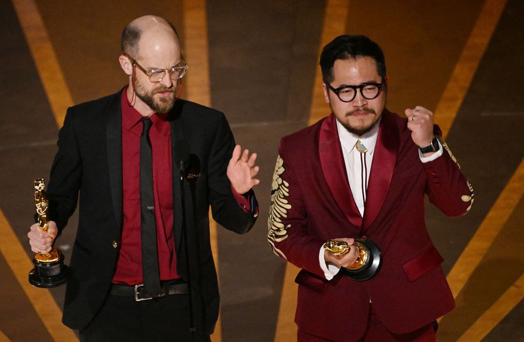Sutradara Daniel Scheinert (kiri) dan Daniel Kwan (kanan) menerima piala Oscar kategori Sutradara Terbaik untuk film <i>Everything Everywhere All at Once</i> pada malam penganugerahan 95 Annual Academy Awards di Dolby Theatre, Hollywood, California, AS, Minggu (12/3/2023) waktu setempat. 