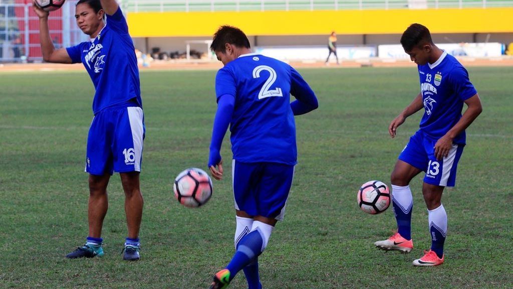 Penggawa Persib Bandung, Ahmad Jufriyanto (kiri) dan Febri Haryadi (kanan), mengikuti sesi latihan di Stadion Gelora Jakabaring, Palembang, Sumatera Selatan, Minggu (3/9/2017). Kata <i>penggawa</i> di awal kalimat berarti pemain. Makna tersebut tidak sesuai dengan makna kata <i>penggawa</i> yang sebenarnya, yakni pemimpin. Dalam sepak bola mengacu pada kapten kesebelasan. 