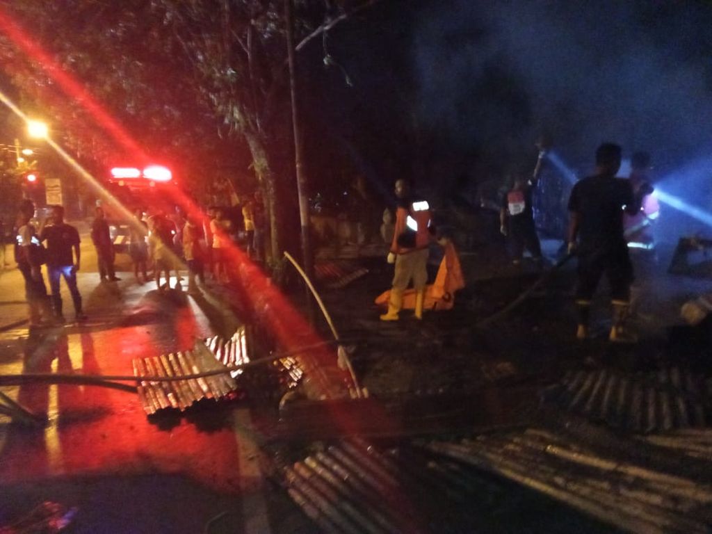 Kebakaran melanda sebuah kios <i>handphone</i> yang juga dijadikan tempat tinggal di Purbalingga, Jawa Tengah, Sabtu (6/8/2022) dini hari. Dua orang meninggal dunia dalam kebakaran itu.