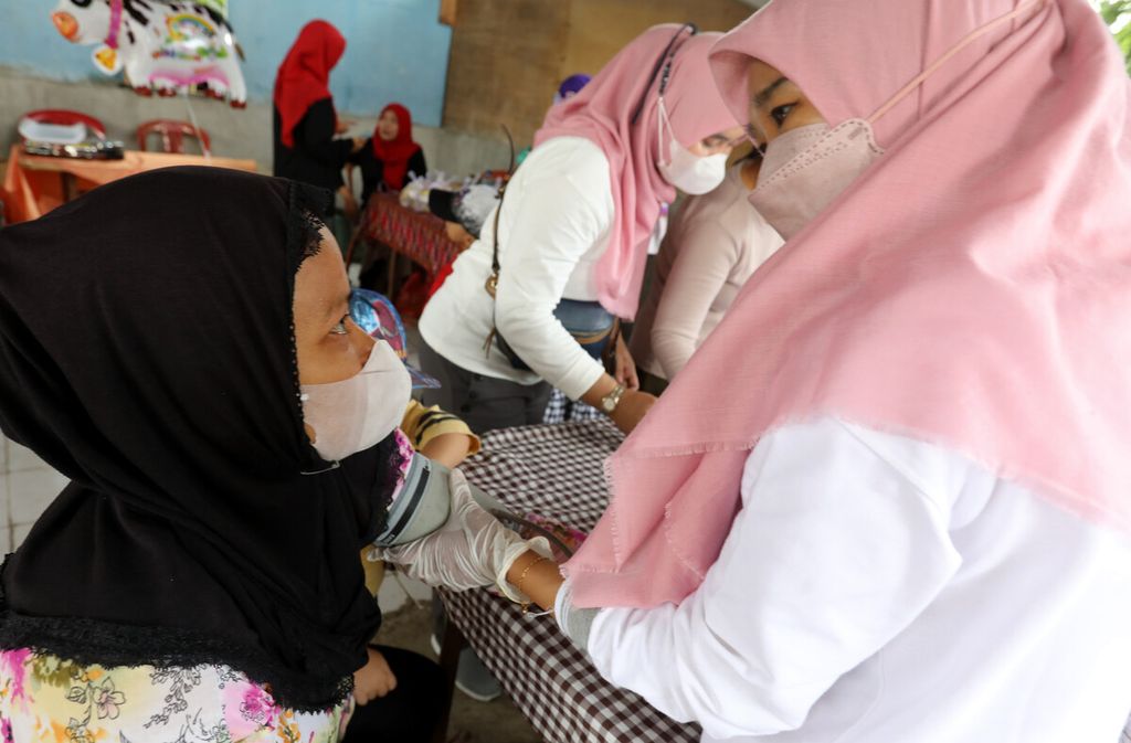 Petugas mengukur tekanan darah warga saat pelayanan Pos Binaan Terpadu (Posbindu) di RW 007, Pondok Kelapa, Jakarta Timur, Senin (16/1/2023). 