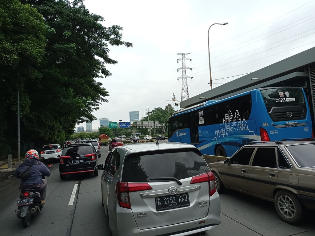 Bus Transjakarta melintas dari arah Semanggi, Jakarta Selatan, ke Slipi, Jakarta Barat, Sabtu (4/12/2021).
