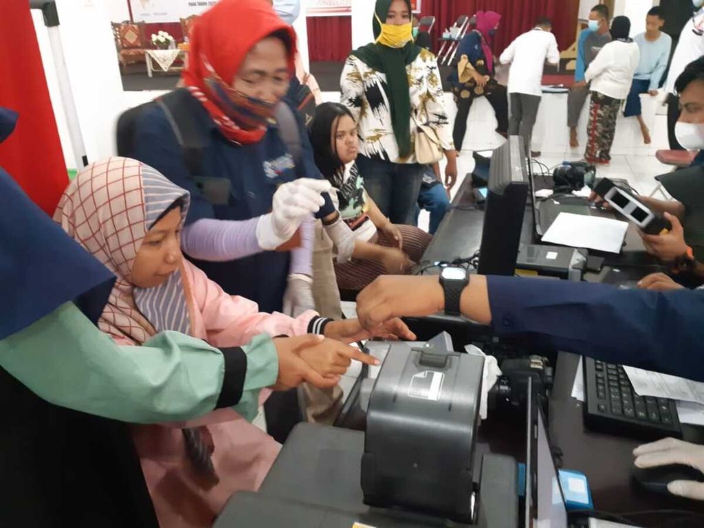 Seorang penyandang disabilitas menjalani perekaman untuk pembuatan KTP elektronik di Palembang, Sumatera Selatan, Kamis (25/2/2021). Banyak penyandang disabilitas yang belum melakukan pendataan administrasi kependudukan karena keterbatasan fisik.