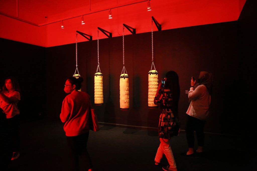 Karya berjudul "I Am Not A Virus" oleh perupa Bibiana Lee menampilkan empat buah samsak bertuliskan virus yang dapat dipukul oleh pengunjung dalam pameran dengan tema<i> Infusions Into Contemporary Art </i>di Galeri Nasional Indonesia di Jakarta, Kamis (31/3/2022).
