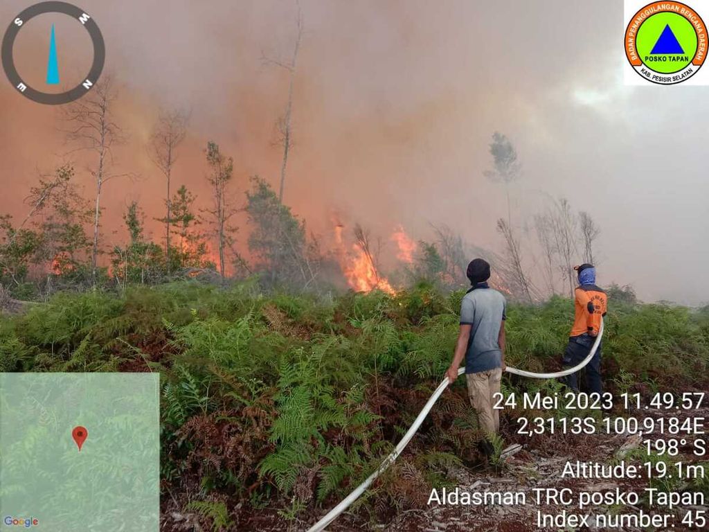Petugas berupaya memadamkan api yang membakar hutan gambut di kawasan hutan produksi yang dapat dikonversi (HPK) di Kecamatan Silaut, Pesisir Selatan, Sumatera Barat, Rabu (24/5/2023). 