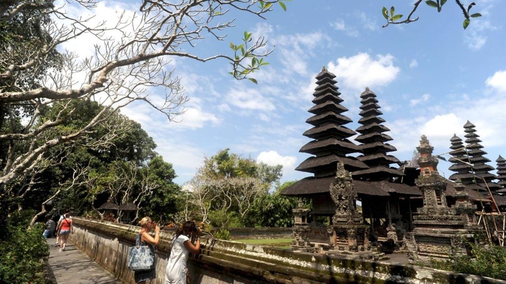 Pura Taman Ayun - Turis asing mengabadikan keindahan Pura Taman Ayun di Mengwi, Kabupaten Badung, Bali, Senin (15/8/2016). Wisata ke Bali kini dapat dilakukan siapapun dengan biaya yang terjangkau.