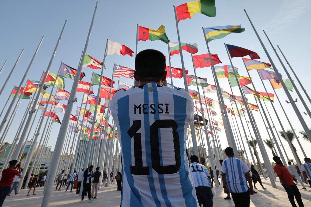 Suporter Argentina memotret suasana di Doha, 11 November 2022, sembilan hari sebelum pembukaan Piala Dunia Qatar 2022,