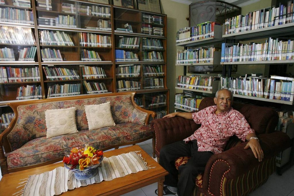 Azyumardi Azra di antara koleksi buku di rumah lamanya yang dijadikan perpustakaan. 
