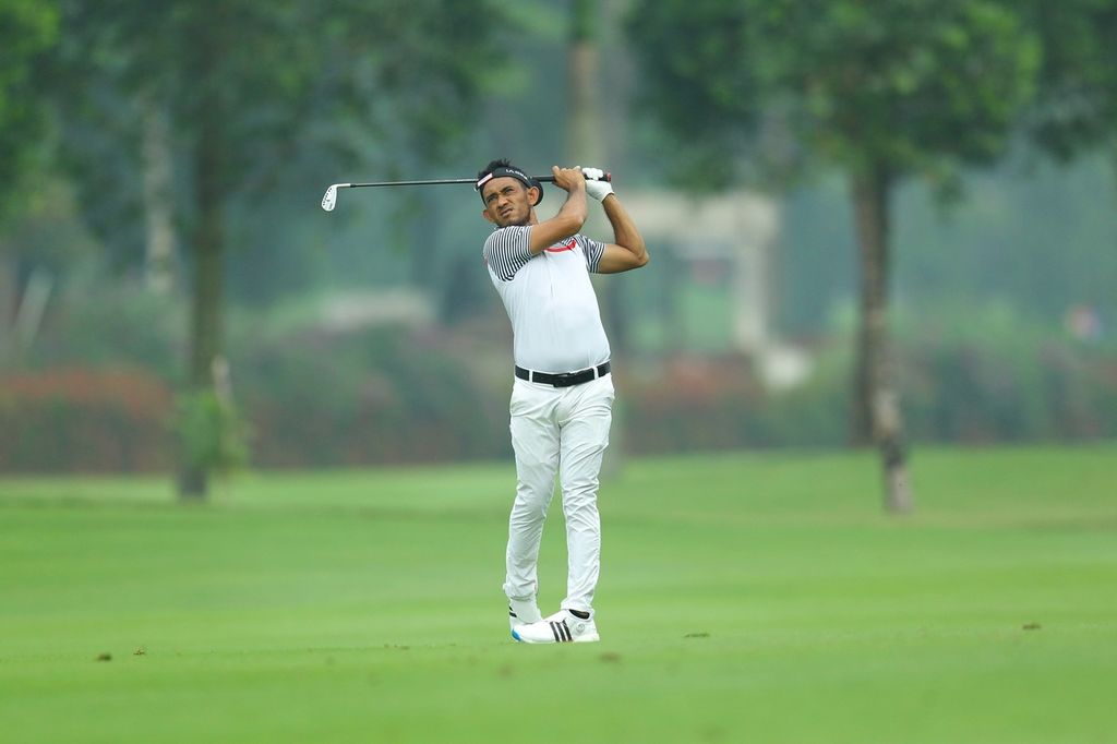 Pegolf Indonesia, Syukrizal, memukul bola pada hari kedua turnamen golf Mandiri Indonesia Open, Jumat (5/8/2022), di Lapangan Golf Pondok Indah, Jakarta. Syukrizal lolos dari <i>cut-off</i> hari kedua setelah mengumpulkan total 138 pukulan atau enam di bawah par.