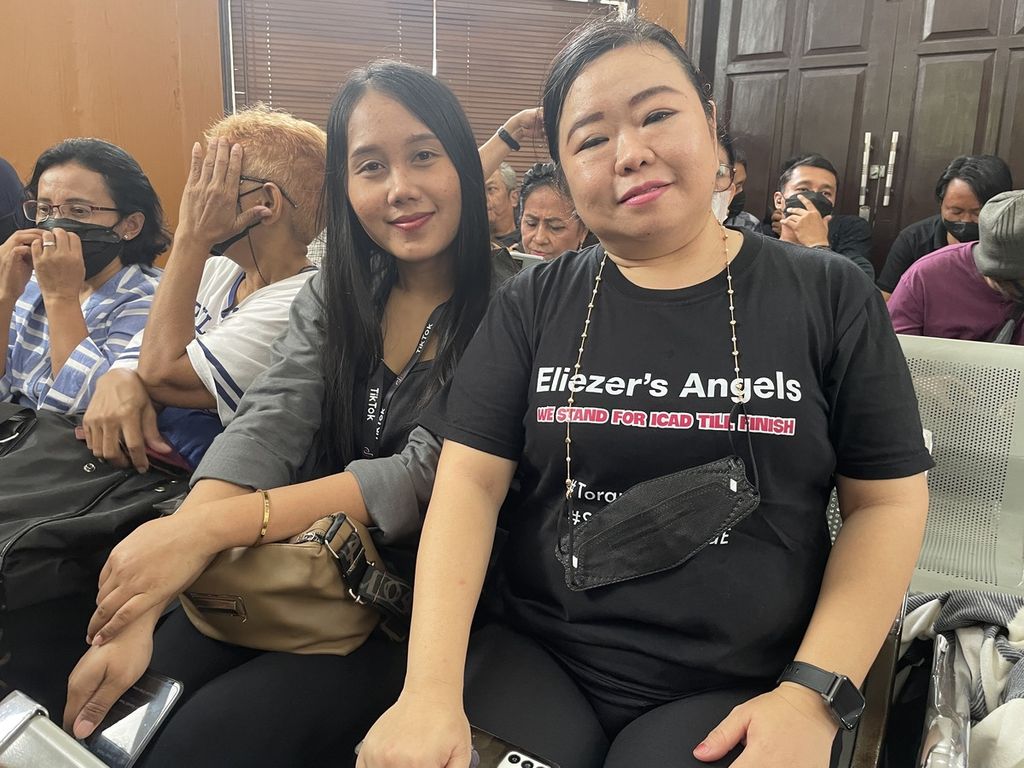Mery Chen (kanan) dan Eri Anggraini, hadir ke persidangan untuk mendukung terdakwa pembunuhan Brigadir J atau Nofriansyah Yosua Hutabarat, Richard Eliezer Pudihang Lumiu, di Pengadilan Negeri Jakarta Selatan, Rabu (18/1/2023).