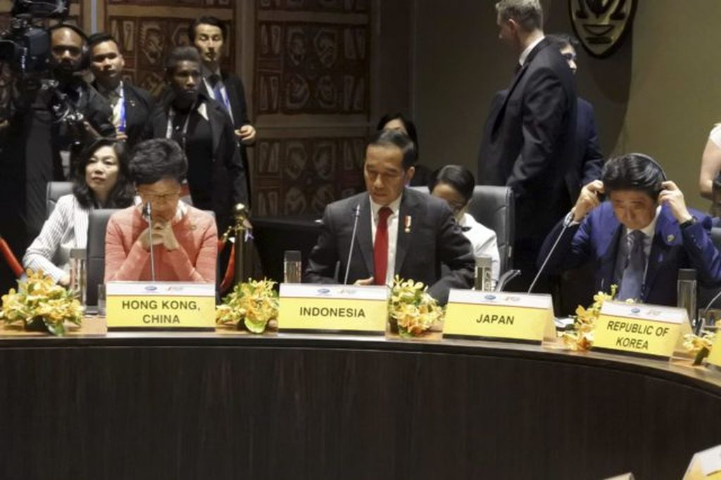 Presiden Joko Widodo berbincang-bincang dengan Pemimpin Hongkong Carrie Lam (kiri) dan PM Jepang Shinzo Abe (kanan) sebelum pertemuan para pemimpin Kerja Sama Ekonomi Asia Pasifik (APEC) dengan para pemimpin negara-negara Kepulauan Pasifik di APEC Haus, Port Moresby, Sabtu (17/11/2018). Ini merupakan pertemuan pertama APEC dengan pemimpin negara-negara Kepulauan Pasifik yang diinisiasi oleh Papua Nugini.