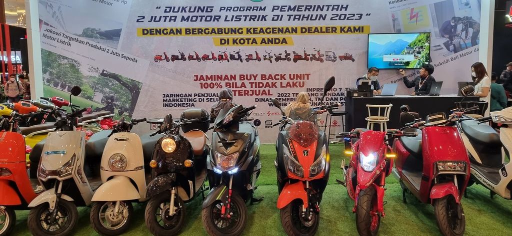 Sejumlah sepeda motor listrik berbasis baterai menjadi daya tarik pengunjung dalam pameran sepeda motor Indonesia Motorcycle Show atau IMOS 2022 yang kembali digelar di Jakarta Convention Center, 2-6 November 2022.