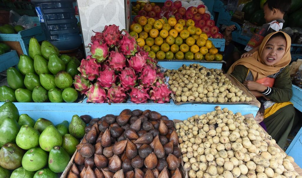 Penjual buah menunggu pembeli di sentra penjualan buah Pasar Pucang Anom, Surabaya, Jawa Timur, awal Februari 2020. 