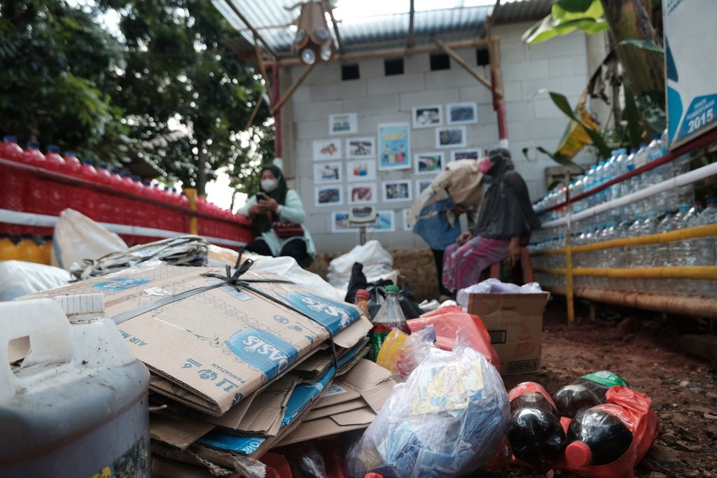 Tumpukan sampah yang siap dijual di Bank Sampah Tri Alam Lestari, Pesanggrahan, Jakarta, Kamis (6/10/2022). Kementerian Lingkungan Hidup dan Kehutanan (KLHK) mencatat pada hingga tahun 2022 terdapat 16.250 bank sampah di Indonesia. 