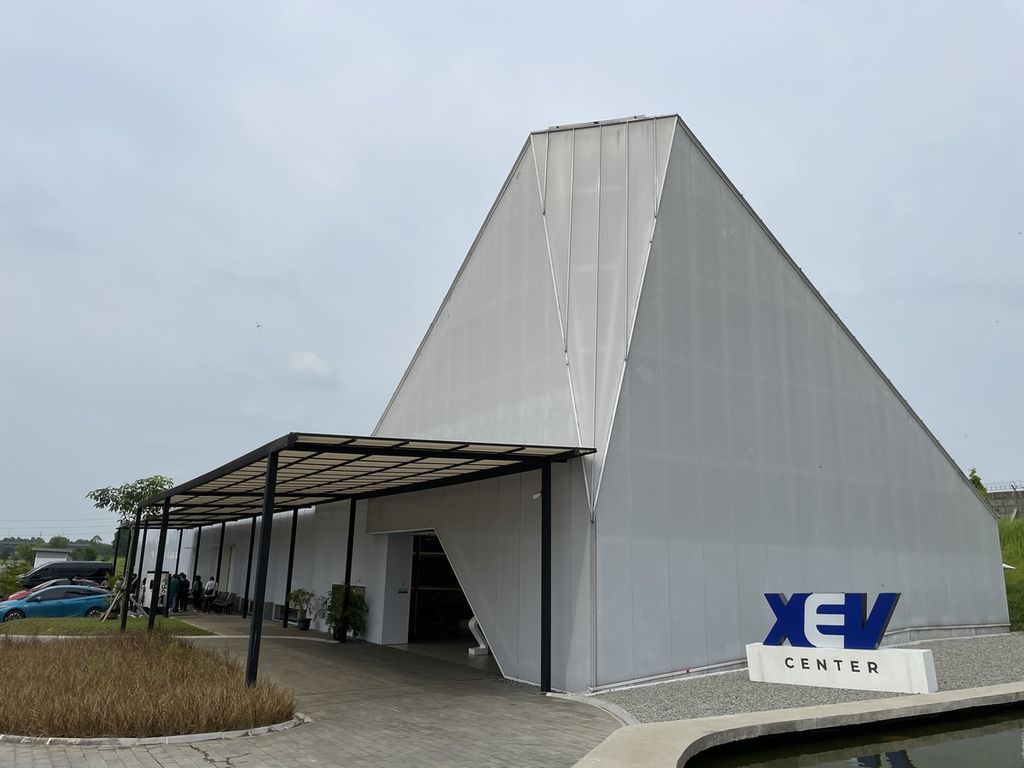 Bangunan xEV Center terletak di kompleks pabrik PT Toyota Motor Manufacturing Indonesia (TMMIN) 3 di Karawang, Jabar, yang diresmikan pada 19 Mei 2022. Bentuk segitiga pada arsitektur bangunan mewakili sinergi tiga pihak dalam mengembangkan elektrifikasi kendaraan, yakni pemerintah, swasta, dan akademisi.