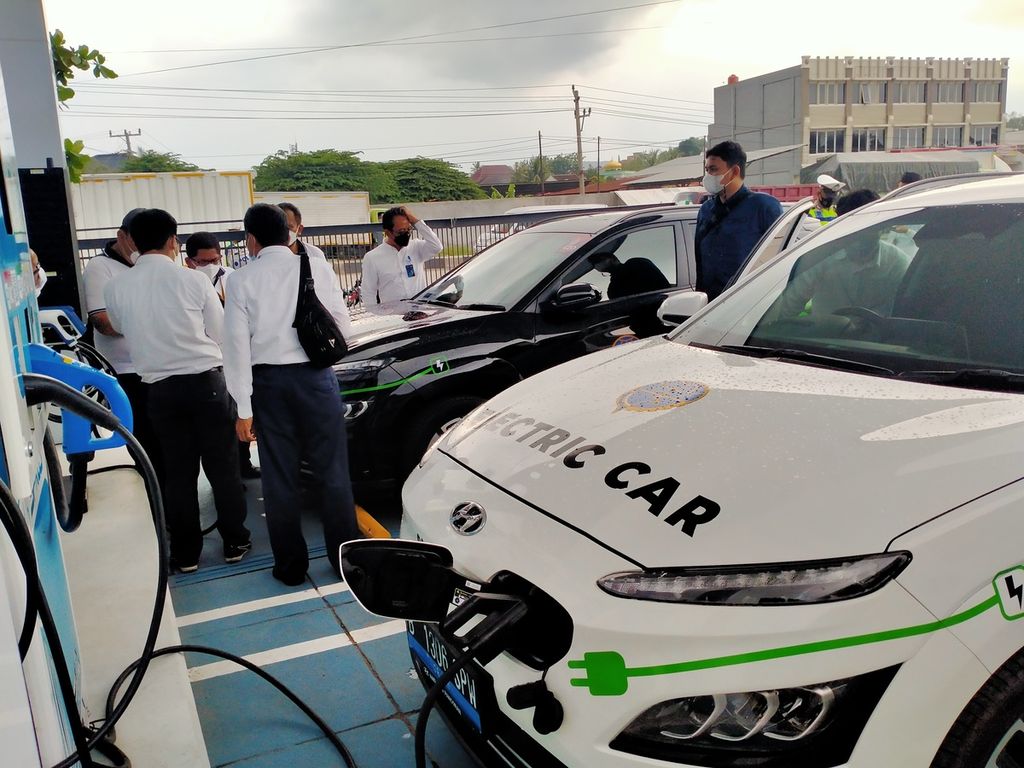 Rombongan Touring Mobil Listrik Kementerian Perhubungan yang berangkat dari Jakarta menuju Jambi tiba di stasiun pengisian kendaraan listrik umum (SPKLU) di Bandar Lampung, Senin (17/1/2022).