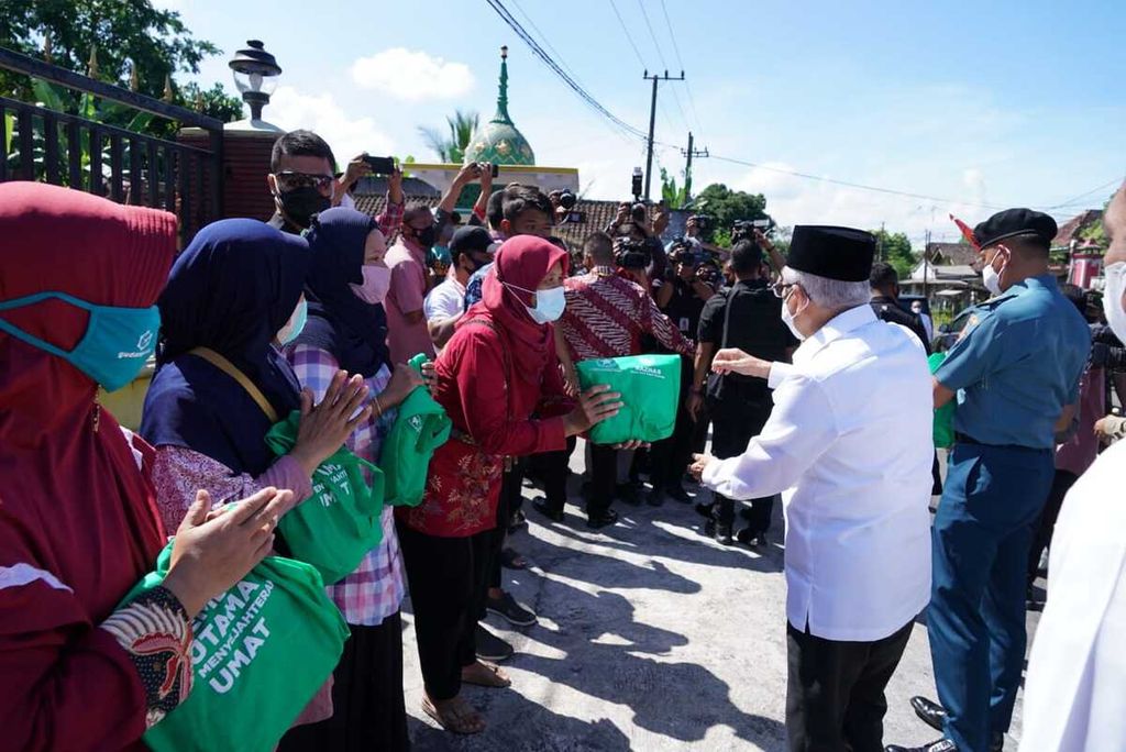 Wakil Presiden Maruf Amin menyerahkan bantuan sosial di sela kunjungan kerjanya di Lumajang, Jawa Timur, Kamis (2/6/2022).