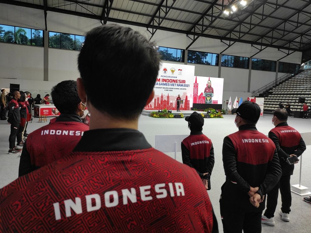 Menteri Olahraga Zainudin Amali menyampaikan arahannya di hadapan perwakilan atlet pada acara pengukuhan tim Indonesia untuk SEA Games Vietnam 2021, Minggu (8/5/2022), di Jakarta. Indonesia mengirimkan total 499 atlet.