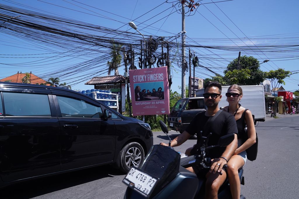Warga negara asing mengendarai sepeda motor di Canggu, Bali, Senin (24/4/2023). Karena motor jadi pilihan moda transportasi yang populer untuk para turis, investor asing turut melirik bisnis persewaan motor.