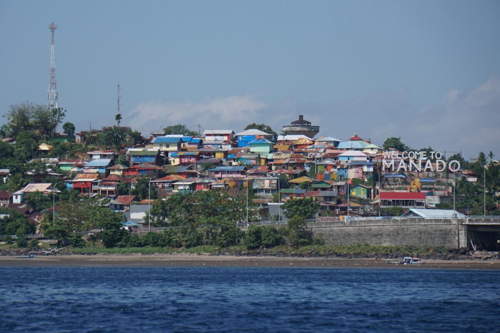 Pemandangan Kota Manado dari Teluk Manado.