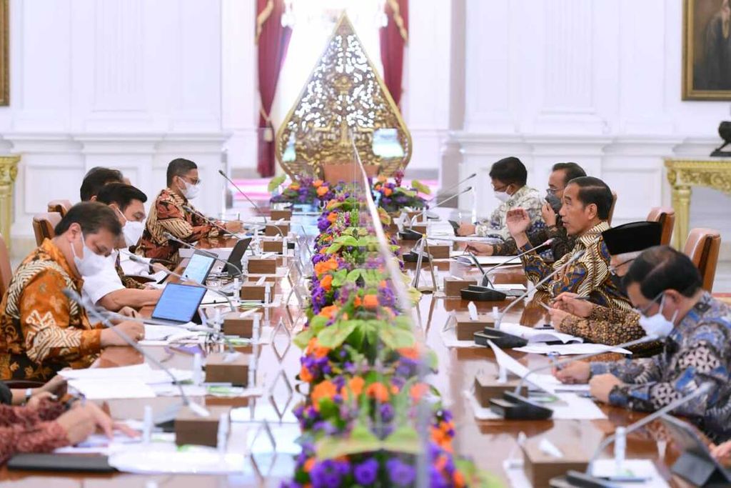 President Joko Widodo chaired a cabinet meeting to finalize various preparations for the G20 Summit at the Merdeka Palace, Jakarta, Monday (3/10/2022).