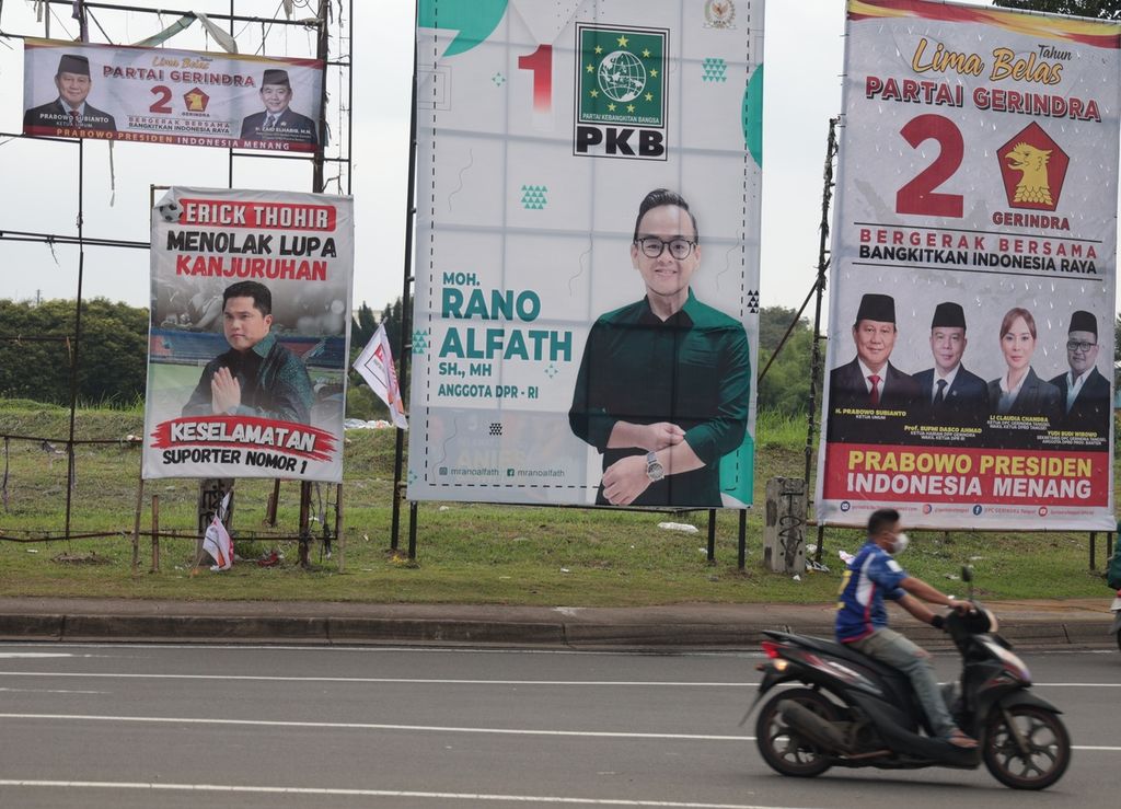 A motorcyclist crosses the billboards of the 2024 election contestants who are increasingly intent on socializing themselves to the community in the Lengkong Wetan area, Serpong, South Tangerang, Banten, Saturday (4/2/2023).