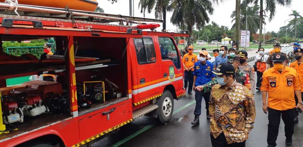 Wali Kota Tangerang Arief Wismansyah, Kamis (3/12/2020), memeriksa kesiapan alat-alat penanganan bencana banjir di halaman Balai Kota Tangerang, Banten. Penanganan banjir di tengah pandemi Covid-19 dilakukan dengan tetap memperhatikan protokol kesehatan.