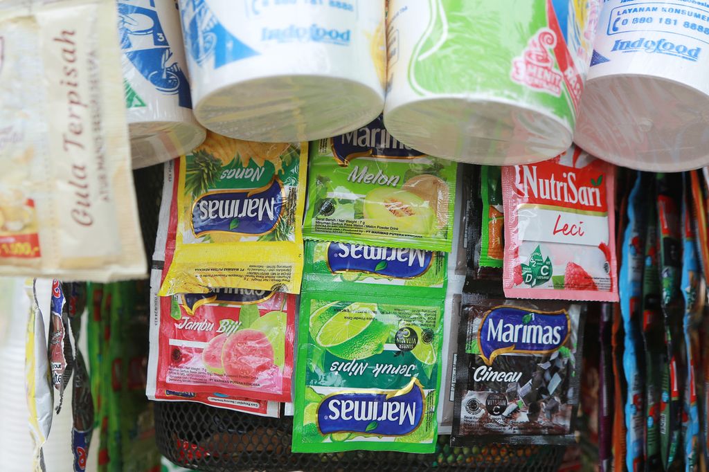 Minuman saset yang dijual di salah satu pedagang kopi keliling di Jalan Cikini, Jakarta Pusat, Senin (14/11/2022). Konsumsi makanan dan minuman manis dengan kandungan gula yang tinggi sebagai salah satu pemicu diabetes. 